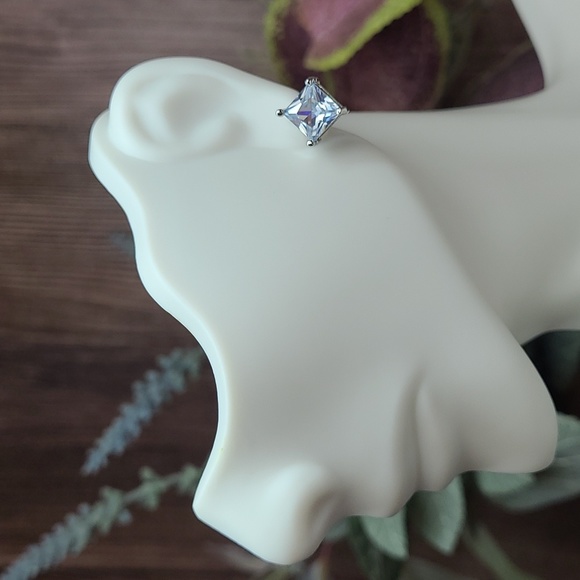 NEW PRINCESS CUT WHITE AMYTHYST SILVER PIERCED EARRING STUDS - Picture 1 of 9